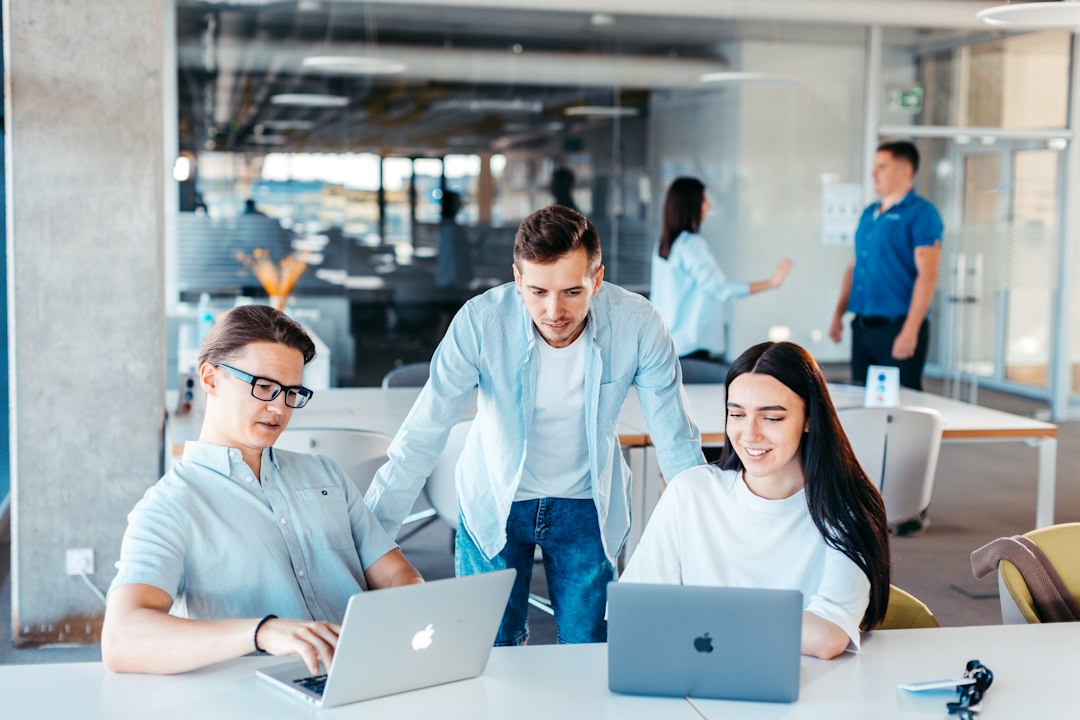 Profesionales reunidos y trabajando en equipo