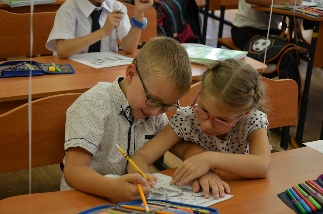 Niños estudiando juntos en el aula